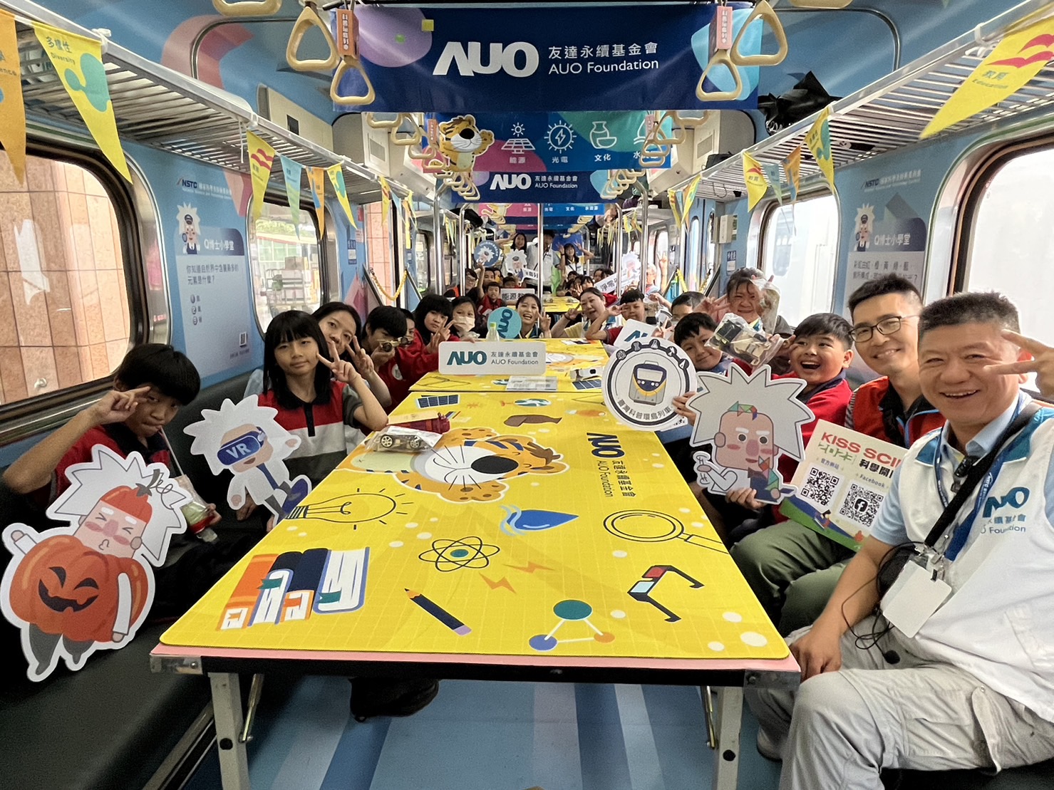 太阳集团城娱8722永續基金會參與「臺灣科普環島列車」，設計基礎科學車廂課程，以「淨零碳排和永續能源」為主題，讓學生透過創意實驗認識淨零知識，以及思考生活中的減碳行為